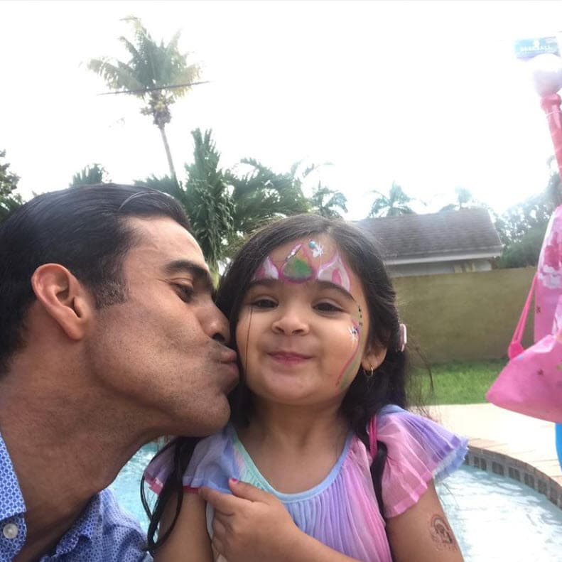 "Todavía no hemos dado ese paso, pero pues 
<b>es la tía Cynthia</b>, entonces vamos a ver poco a poco cómo lo vamos coordinando, para 
<b>no impactar a la niña</b>, apenas tiene 4 años".
<br>