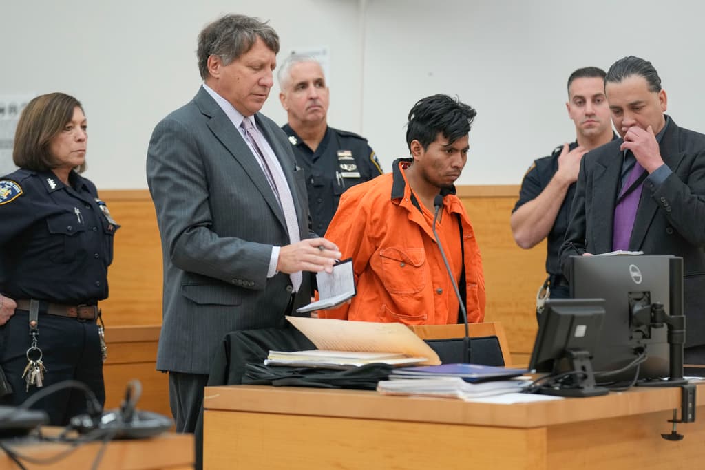 Antes de que trascendieran públicamente las declaraciones de Sebastián Zapeta a las autoridades, personas que lo conocieron testificaron que tomaba mucho alcohol. También mencionaron que
<b><a href="https://www.univision.com/shows/noticiero-univision/bebia-alcohol-y-fumaba-marihuana-asi-describen-al-sospechoso-de-quemar-viva-a-una-mujer-en-el-metro-de-ny-video" target="_blank"> consumía marihuana sintética, conocida como K2</a></b>, lo que 
<b>alteraba su percepción </b>de la realidad.