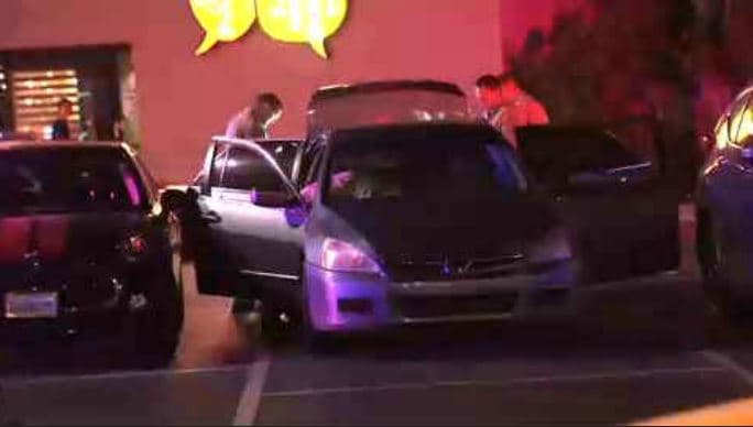 El sospechoso condujo erráticamente, pasó luces rojas, condujo por el lado contrario de las vías y, en un momento dado, condujo a través de un parque y arrastró una cerca y una bicicleta que había sido encadenada.