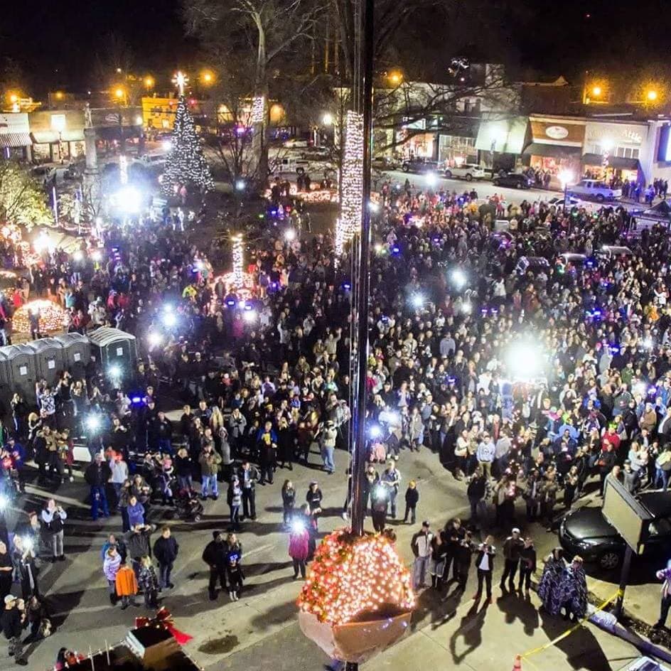 <b><a href="https://visitmcdonoughga.com/" target="_blank">McDonough</a></b>. Celebra el Año Nuevo en McDonough con baile y una celebración familiar gratuita en el centro histórico de McDonough Square. Disfruta de música en vivo y especialidades de comida y bebida de los restaurantes del centro. La New Year's Eve Geranium Drop celebra su décimo aniversario en 2021.