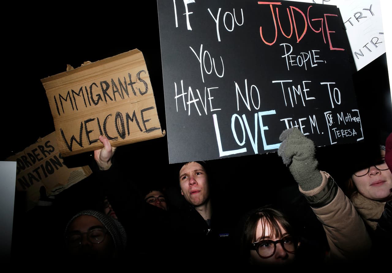 Poco después de las 11 pm, todos los detenidos fueron liberados.