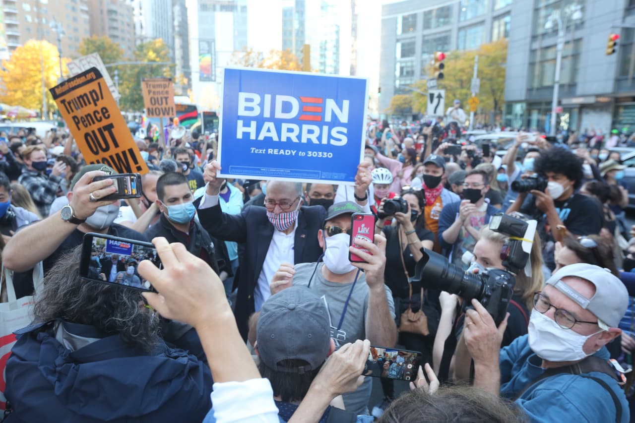 Senador Chuck Schumer celebra en Columbus Circle con neoyorquinos la victoria de Joe Biden y Kamala Harris.