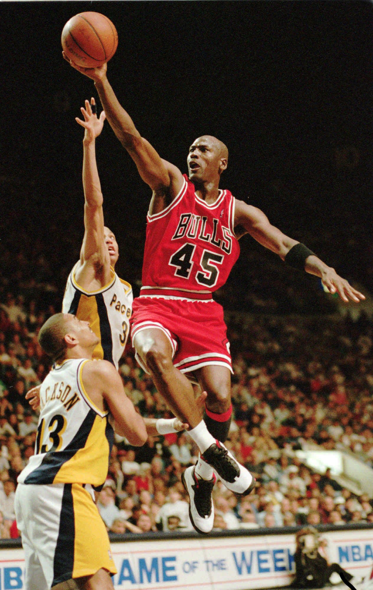 Así el ídolo de Chicago ganó tres títulos más (1996, 1997, 1998), retando a la gravedad, esa cualidad que mostró en el All Star Game de 1988 y que lo conviritió en el legendario 'Air Jordan'.