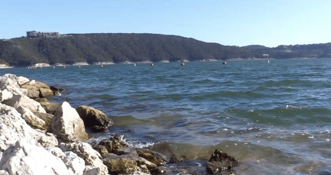 Se exige a las personas que pidan permiso antes de tomar fotografías del área.