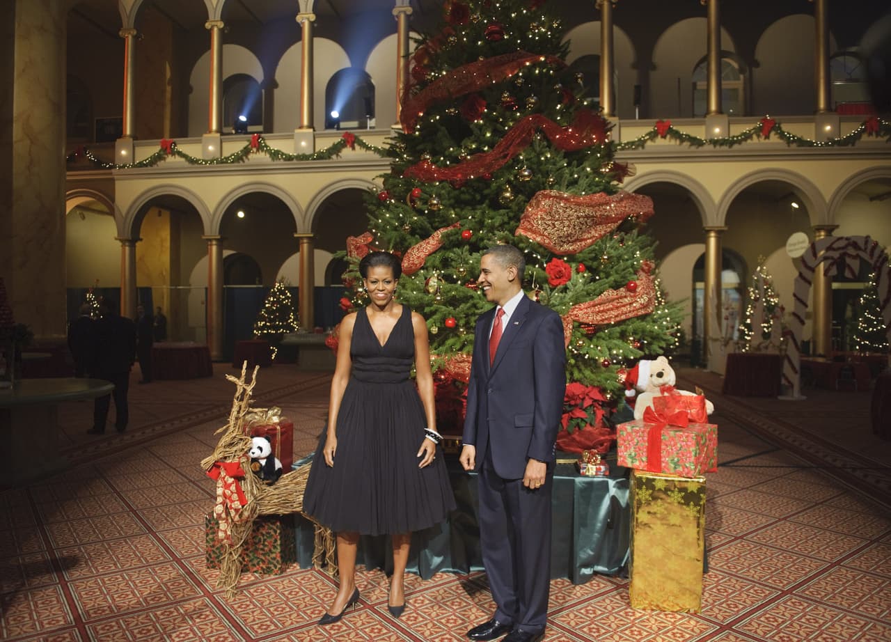 En 2009, en la primera Navidad que Michelle y Barack Obama vivieron en la Casa Blanca escogieron trajes muy austeros y formales y posaron en el emblemático árbol sin las niñas.