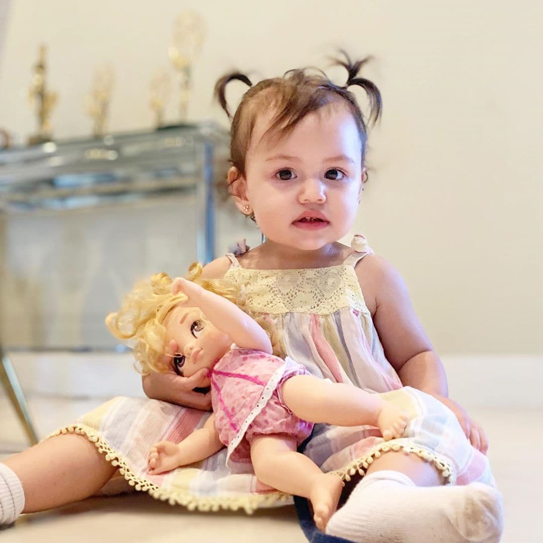 "Por esta muñeca que tengo en casa, quiero un mundo mejor. Por esta muñeca que Dios me dio, me levanto contenta cada mañana. Te amo, mi Chloé Sophia", señaló Carolina Sarassa junto a la imagen de su pequeña al inicio del fin de semana.