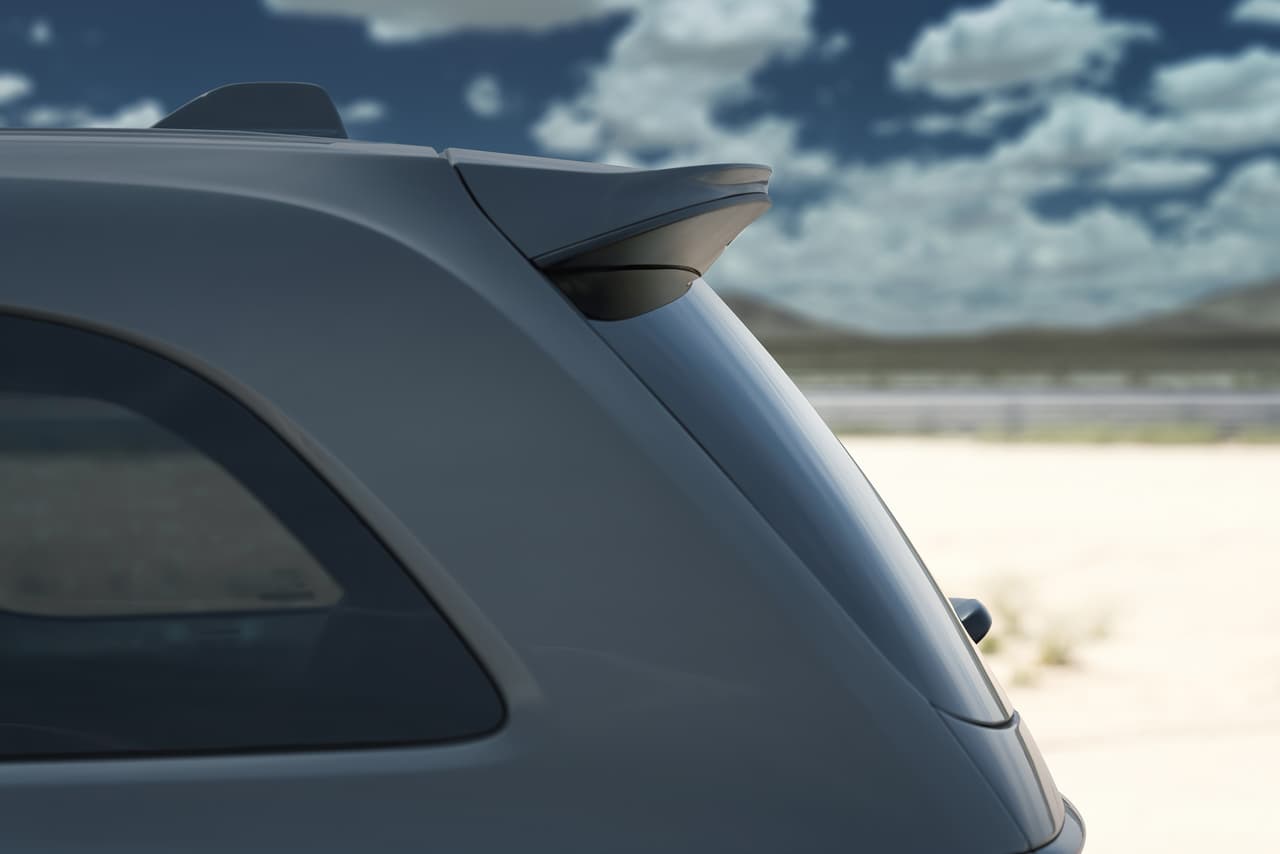 En su parte posterior, este cuenta con un nuevo spolier posterior que ayuda a incrementar el ‘downforce’ más de 400% (140 lbs. a 180 mph).