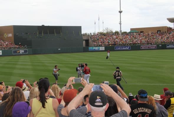 ¡El famoso comediante Will Ferrell se lució jugando con 10 equipos diferentes de la MLB  en cinco partidos del Spring Training en un solo día! Mientras los fans le hacían porras al comediante, éste les hacía bromas desde la cancha. Su hazaña fue grabada para una producción televisiva que será transmitida por HBO a finales de año.