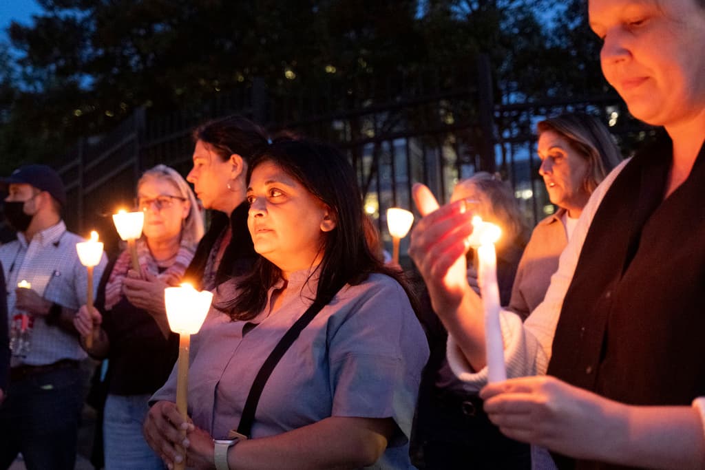 Durante 25 años,
<b> la epidemióloga Sasha Patel,</b> al centro, trabajó en los Centros para el Control y la Prevención de Enfermedades. Acudió a la vigilia destacando la importancia de la labor que se realiza en la agencia.