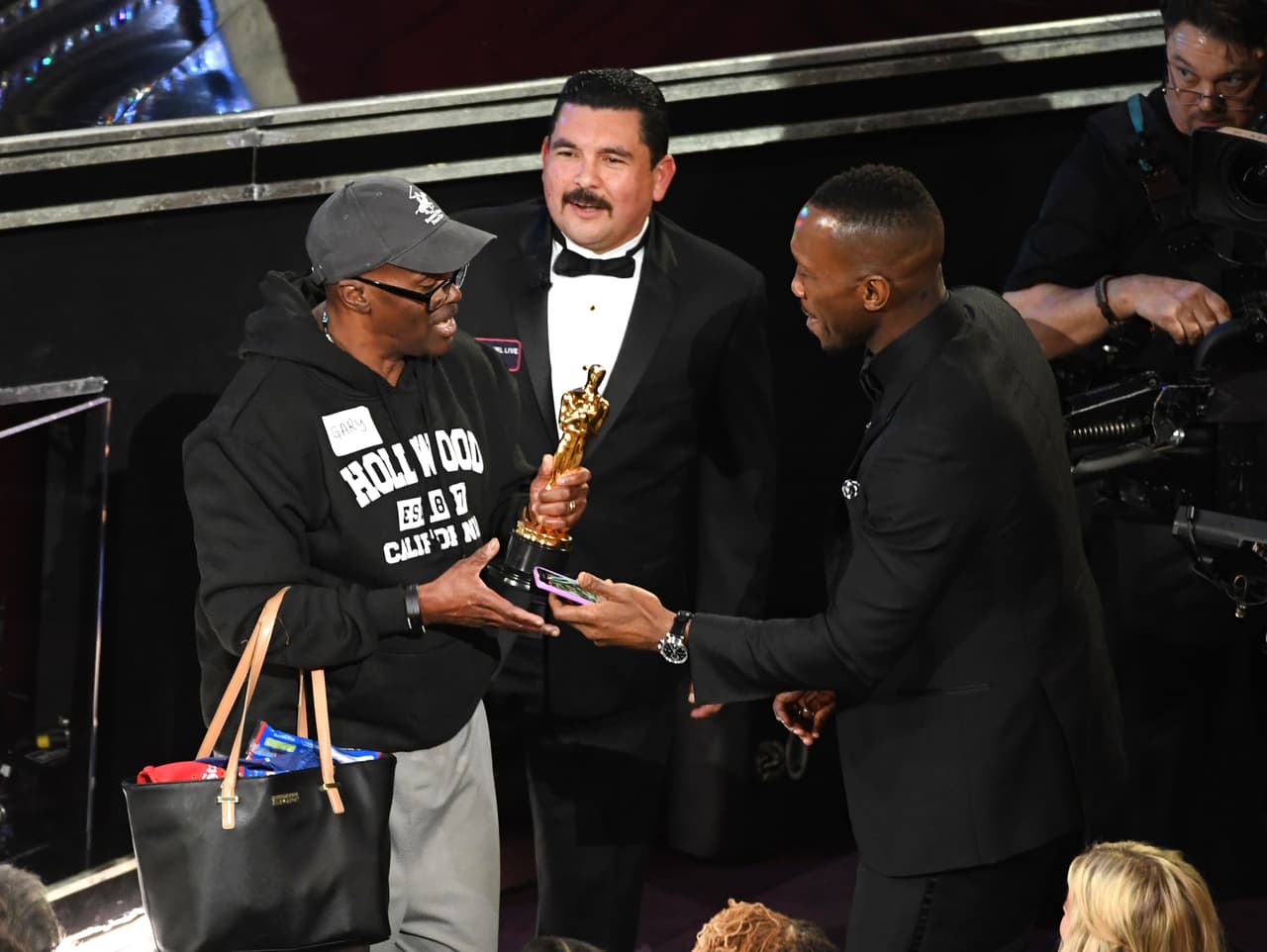 El ganador del Oscar al Mejor actor de reparto, Mahershala Ali, le prestó a Gary Cole la estatuilla que acababa de recibir.