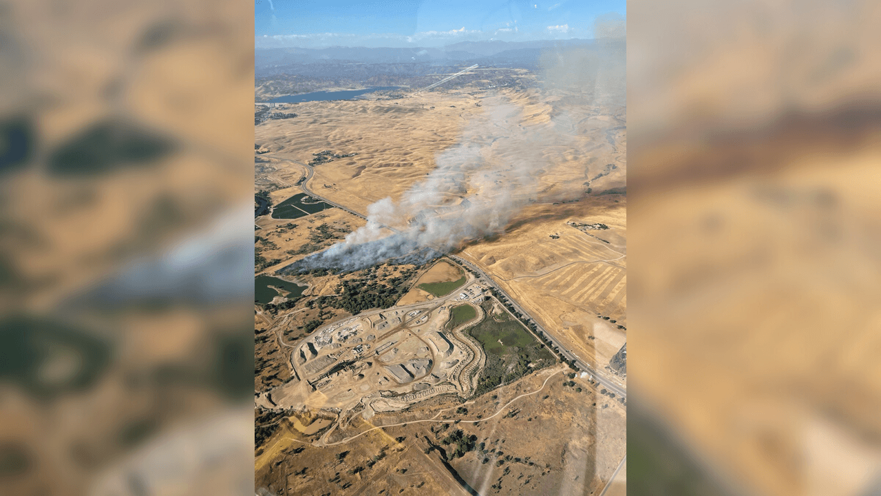 En el lado oeste de Friant Road había la hierba seca y árboles que contribuyeron al incendio. El fuego ha sido frenado con ayuda de aviones.
<br>
