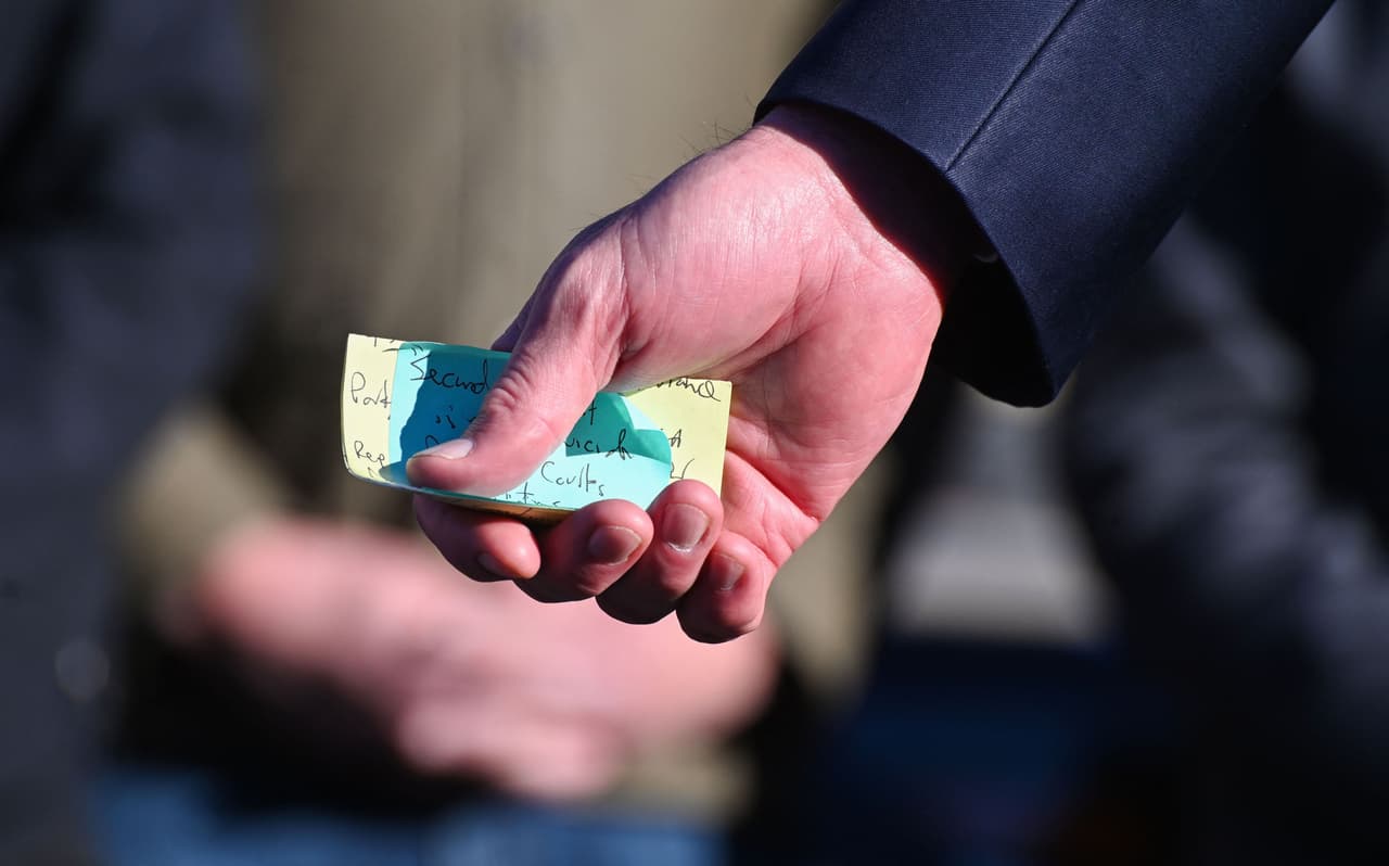 Durante la rueda de prensa, Newsom sujeto en su mano una nota que enlistaba varias ciudades que han sido afectadas por tiroteos masivos, entre ellas Gilroy y San José.