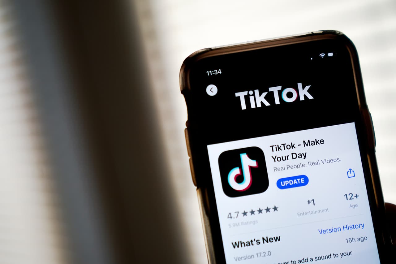 Estados Unidos y Canadá emitieron órdenes esta semana que prohíben el uso de TikTok en dispositivos móviles usados por funcionarios del gobierno. La decisión es alentada p
<a href="https://www.univision.com/noticias/estados-unidos/gobiernos-eliminando-tiktok-telefonos-oficiales-deberias-hacer-lo-mismo">or las preocupaciones de privacidad</a> que rodean a la aplicación. 
<br>
<br>TikTok, propiedad de la empresa china Bytedance, asegura que no comparte datos con el gobierno chino y afirma que sus datos no se guardan en China. Pero muchos países siguen siendo cautelosos 
<a href="https://www.univision.com/noticias/estados-unidos/fbi-tiktok-problema-seguridad-nacional-eeuu">sobre la plataforma y sus vínculos con el gobierno chino</a>. Estos son los países y regiones que han implementado prohibiciones parciales o totales en TikTok.