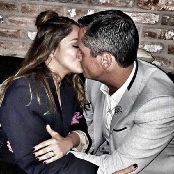 Comenzamos el recuento de los enamorados del 2017 con 
<a href="http://www.univision.com/temas/sherlyn-gonzalez"><b>Sherlyn</b></a>
<b> y Francisco Zea</b>, quienes hicieron pública su relación en febrero. La actriz 
<a href="https://www.univision.com/programas/novelas/sherlyn-anda-muy-enamorada-otra-vez"><b>anunció oficialmente su romance con el periodista</b></a>
<b> </b>a través de las redes sociales: "@franciscozea mi amor! Por fin se nos hizo, los tiempos de Dios son perfectos! Te admiro, respeto y te amo”.