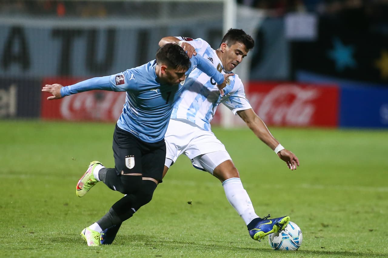 Con la ayuda de Paulo Dybala, Ángel Di María anota el único tanto del encuentro y le da la victoria 0-1 a Argentina sobre Uruguay.