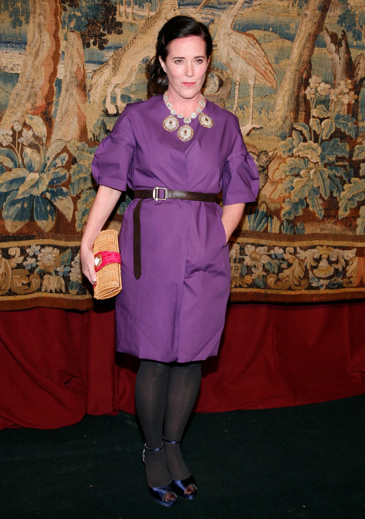 La diseñadora Kate Spade se hizo famosa en 1993 después de lanzar una línea de carteras con su nombre. En sus diseños imprimió su estilo particular inspirado siempre en los colores vibrantes y las formas geométricas de los años 60.