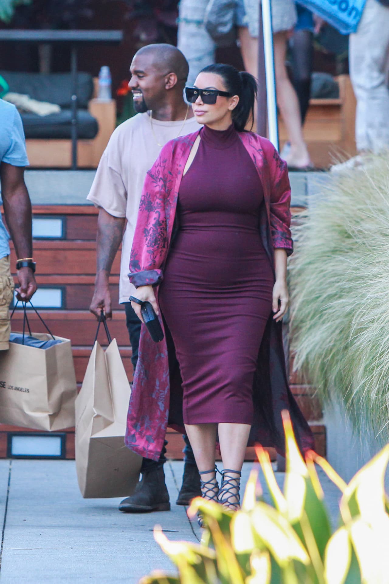 Y le cargó las bolsas, ¡todo un caballero!