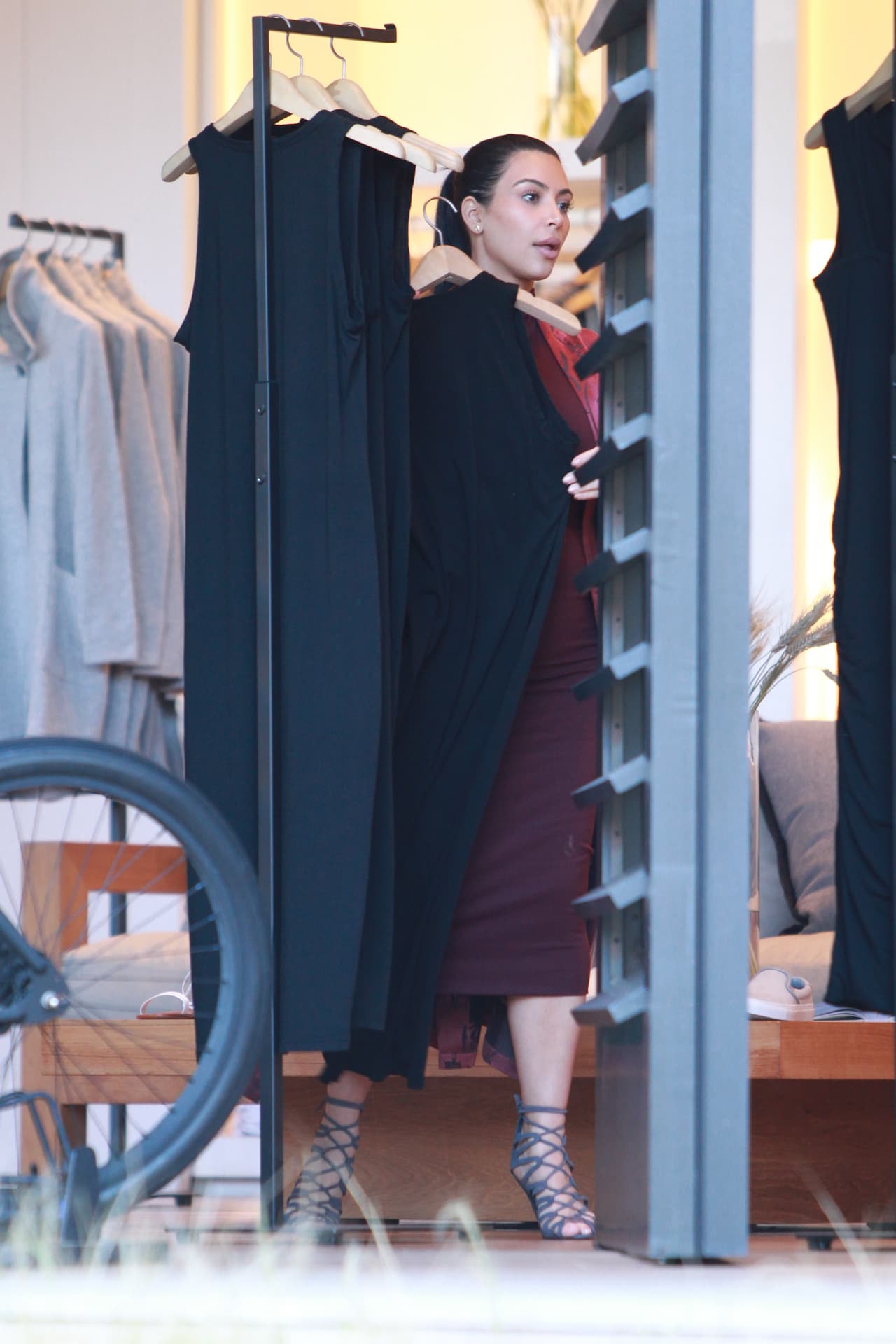 Kanye la esperó muy paciente.