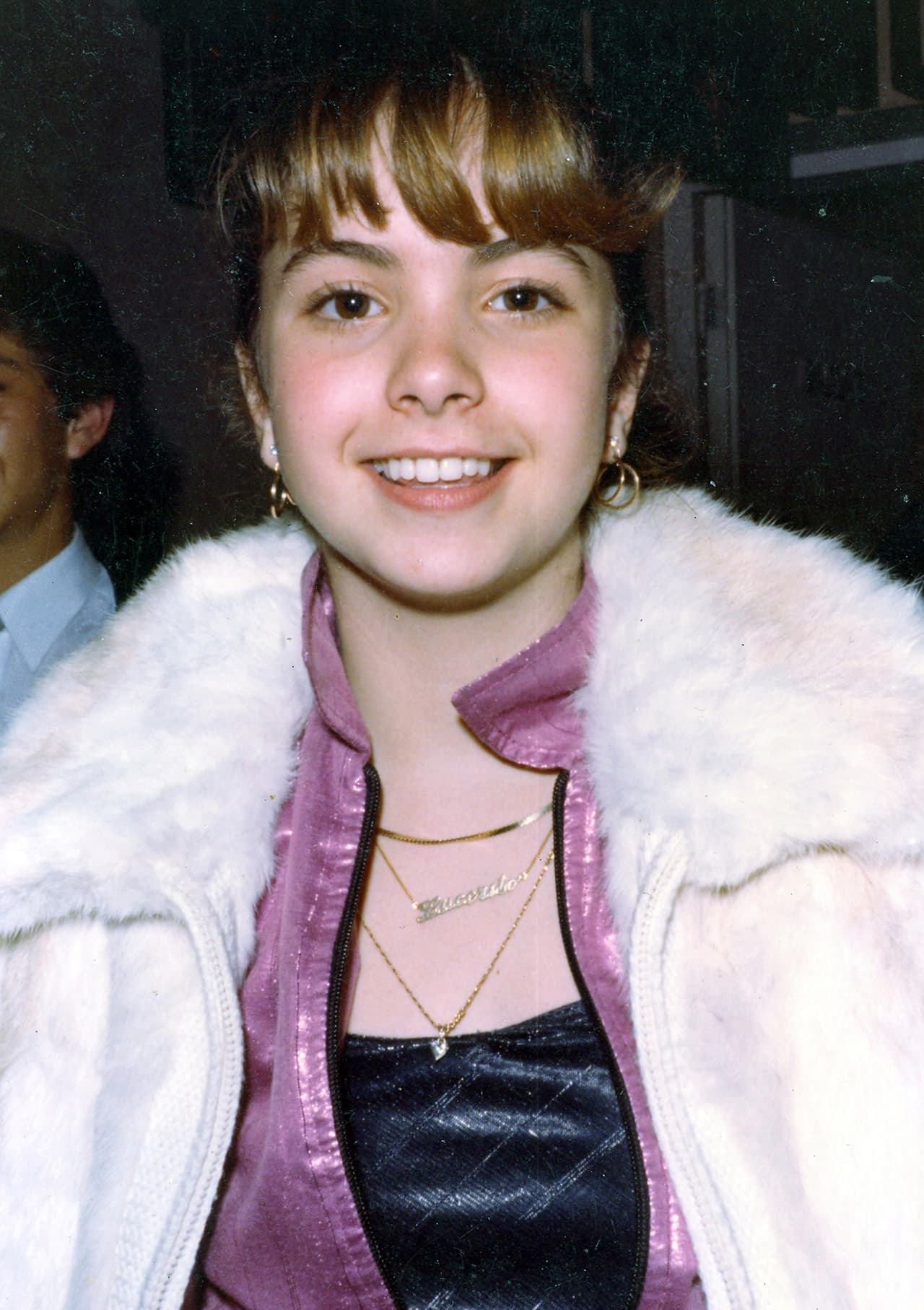 "Yo me acuerdo, en mi leve madurez que yo tenía en ese momento, yo sí pensaba: '
<b>No podríamos ser novios 'Micky' y yo</b> porque ¿cuándo nos veríamos? ¿Cómo estaría la onda? Él está famosísimo, yo tengo mis cosas, mis rollos, somos dos chavos pero a la vez tenemos responsabilidades de grandes'", contó. 
<br>