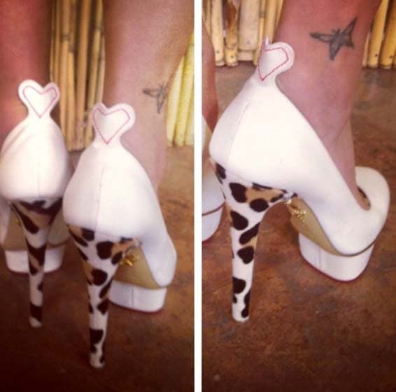 La plataforma y los tacones de aguja son ideales si quieres lucir unas piernas más largas. Sin duda el animal print le da un toque único al color blanco.