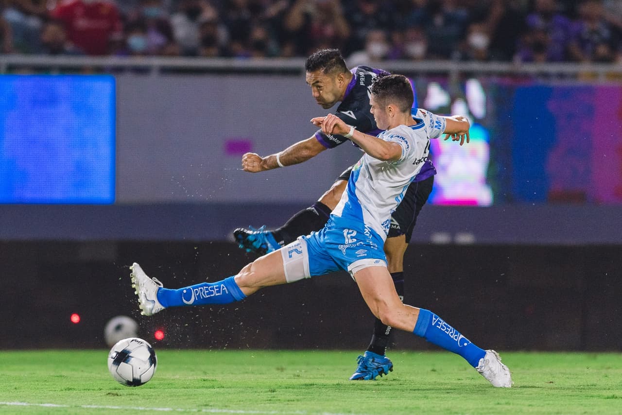 Con goles de Oswaldo Alanís y Marco Fabián por la vía de la pena máxima, Mazatlán FC derrotó a Puebla en la última jornada para aumentar sus posibilidades de permanecer en zona de repechaje.