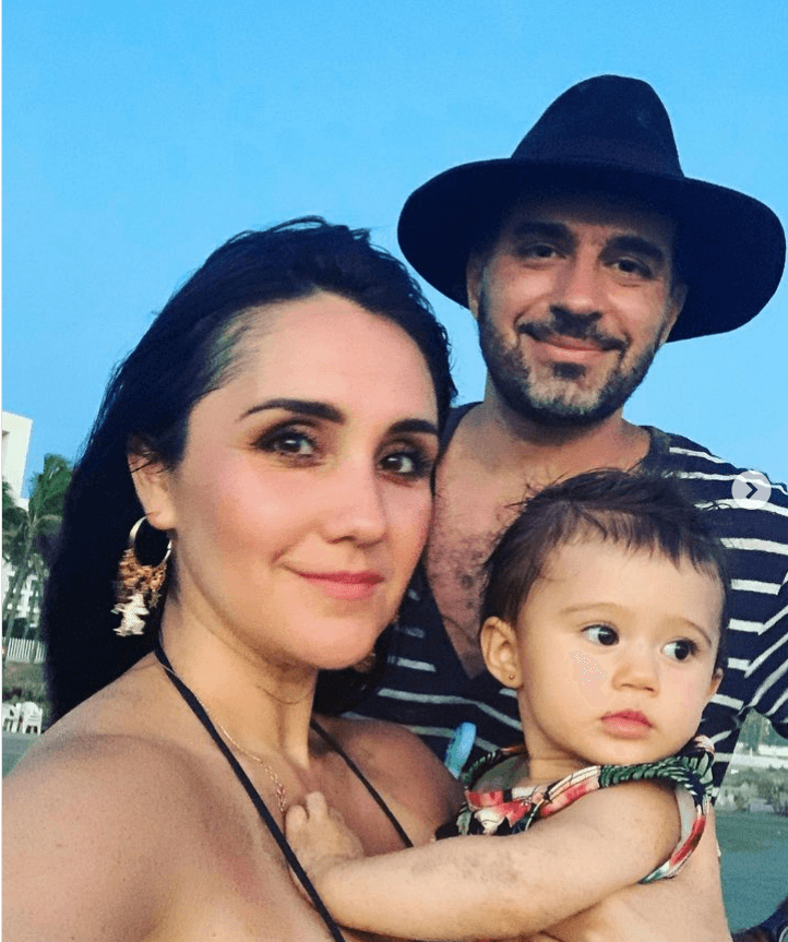 Dulce María con su esposo, Paco Álvarez, y su hija