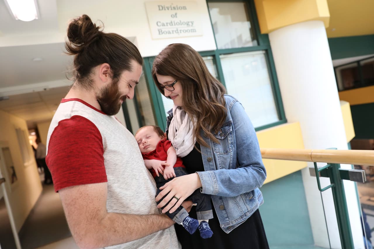 El bebé Sebastian con sus padres Christopher Havill y Kristine Barry en el Hospital for Sick Children. Cinco días antes de su nacimiento, se realizó un procedimiento quirúrgico en el corazón del bebé.