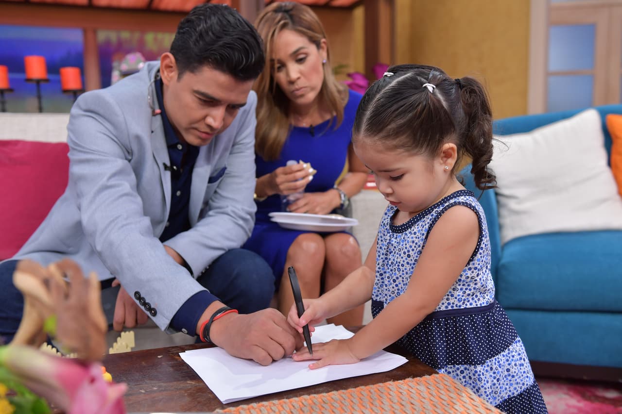 El tío Orlando Segura también estaba encantado con su visita y dibujaron juntos.