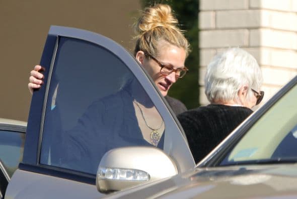 Julia la ayudó a acomodarse en el auto.