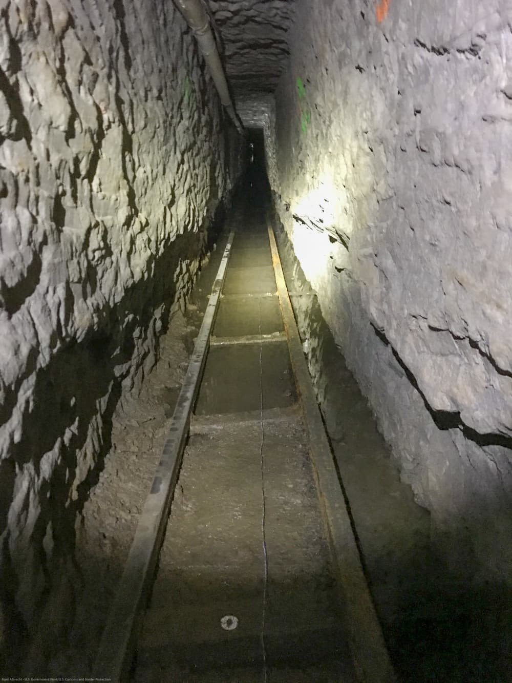 El túnel descubierto mide alrededor de cinco pies y medio de alto y dos pies de ancho y 4,309 pies de largo, con un promedio de 70 pies de profundidad. Tenía un sistema de ventilación, electricidad y un sistema ferroviario diseñado para mover grandes cantidades de drogas.