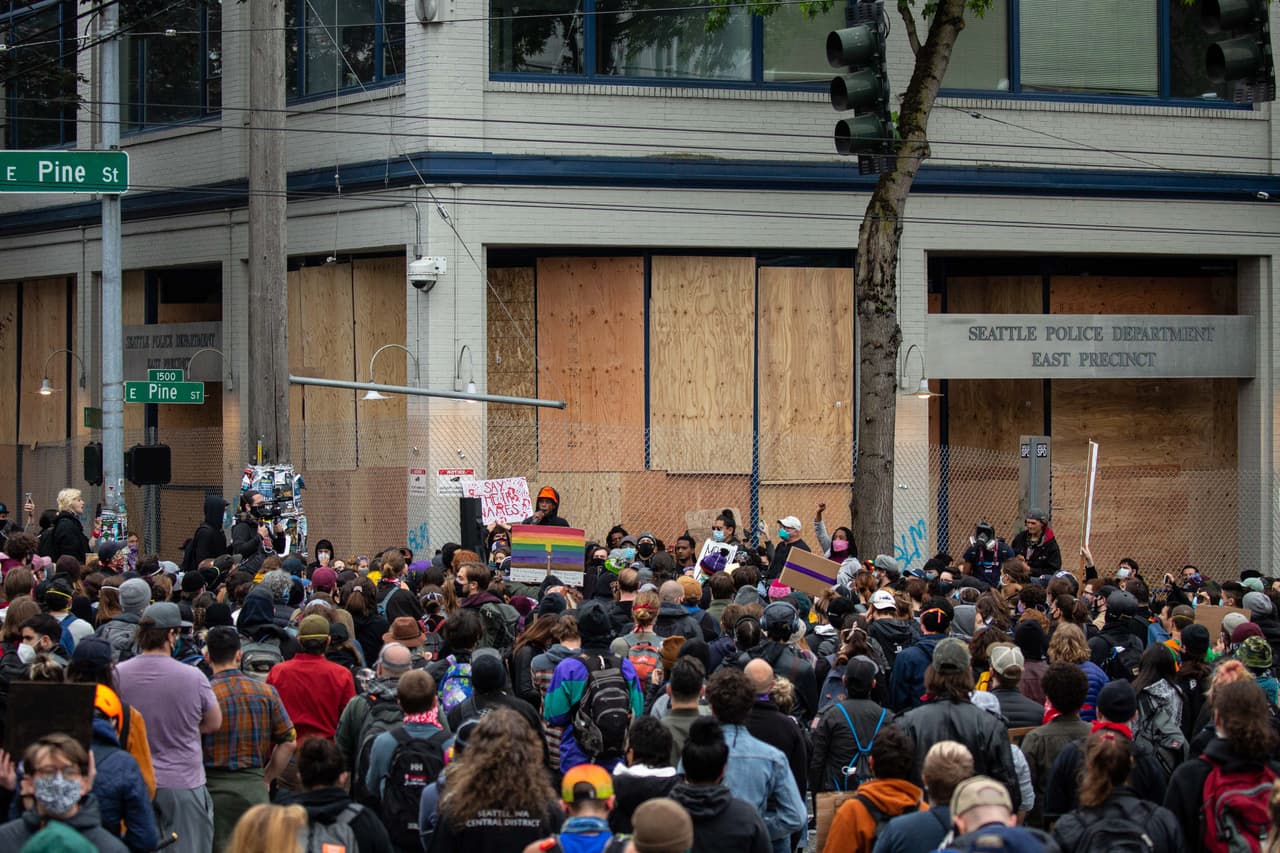 Protesta en las afueras del cuartel policial en Seattle. El expolicía
<a href="https://www.univision.com/local/nueva-york-wxtv/analisis-fue-correcta-la-determinacion-de-acusar-de-asesinato-en-tercer-grado-al-expolicia-derek-chauvin-video">Derek Chauvin, acusado de homicidio en segundo grado de George Floyd</a>, compareció este lunes de manera virtual en una corte de Minneapolis, donde la jueza Jeannice Reding
<b> </b>le fijó una fianza no condicional de 1,250,000 dólares y una condicional de un millón de dólares.
