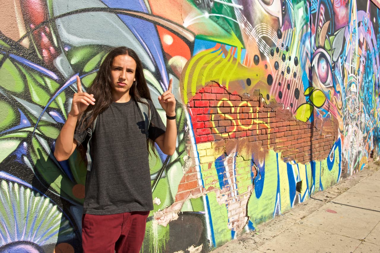 Xiuhtezcatl Martínez, activista ambiental y artista del hip hop. Junto a un grupo de 21 jóvenes activistas, al gobierno de Estados Unidos en una 
<b>demanda por no actuar frente al cambio climático y proteger la atmósfera de la Tierra</b> para futuras generaciones.