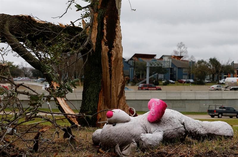 Vista de un peluche entre los destrozos causados por los tornados