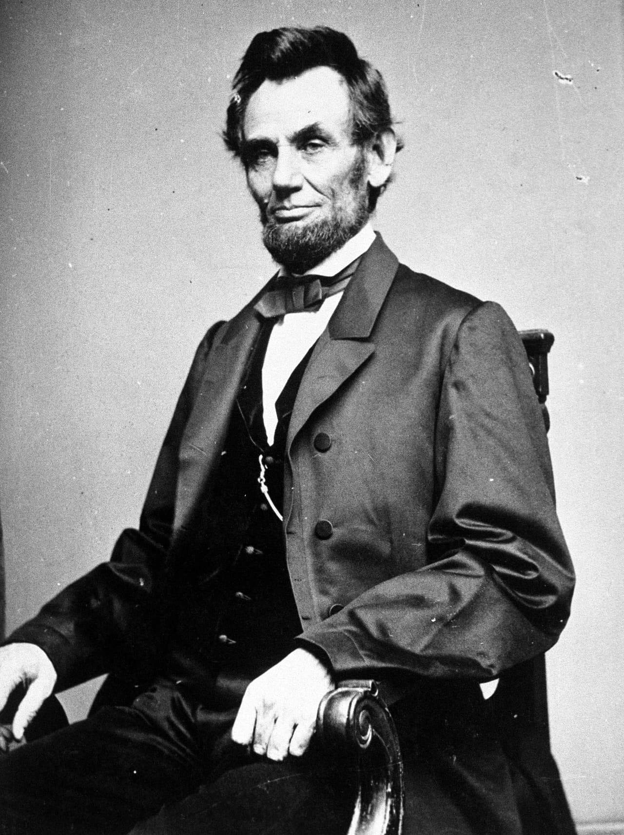 <b><a href="https://www.theatlantic.com/magazine/archive/2005/10/lincolns-great-depression/304247/">Abraham Lincoln</a></b> batalló contra la 
<b><a href="https://www.univision.com/noticias/salud-mental/la-depresion-es-la-primera-causa-de-discapacidad-en-el-mundo-advierte-la-oms">depresión</a> clínica</b> toda su vida y se cree que incluso llegó a contemplar el 
<b><a href="http://www.univision.com/noticias/salud-mental/una-fotografa-muestra-como-es-la-vida-despues-de-un-intento-de-suicidio">suicidio</a></b> en varias oportunidades, pero los historiadores coinciden en que eso nunca obnubiló su juicio o se interpuso en su carrera política.