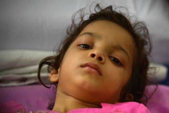 Pakistán amaneció conmocionado por la peor matanza cometida por los talibanes contra la comunidad cristiana, que costó la vida a más de ochenta personas y pone en jaque la estrategia de diálogo del Gobierno con los radicales. El último recuento ha elevado a 82 el número de fallecidos, que aún puede subir dado el estado crítico de varios de los más de 140 heridos ingresados en hospitales de la localidad noroccidental de Pesháwar, en una de cuyas iglesias se produjo la masacre. "No teníamos palabras ante el horror que teníamos delante", explicó hoy a Efe el director de la Liga Interconfesional de Pakistán (APIL), el cristiano Sayid Ishaq, quien visitó ayer junto a diversas autoridades regionales a las víctimas hospitalizadas. "No es solo un atentado contra nuestra minoría, sino también contra la humanidad de este país", dijo Ishaq, quien calificó la situación tras el ataque "como la peor sufrida hasta ahora por los cristianos paquistaníes".