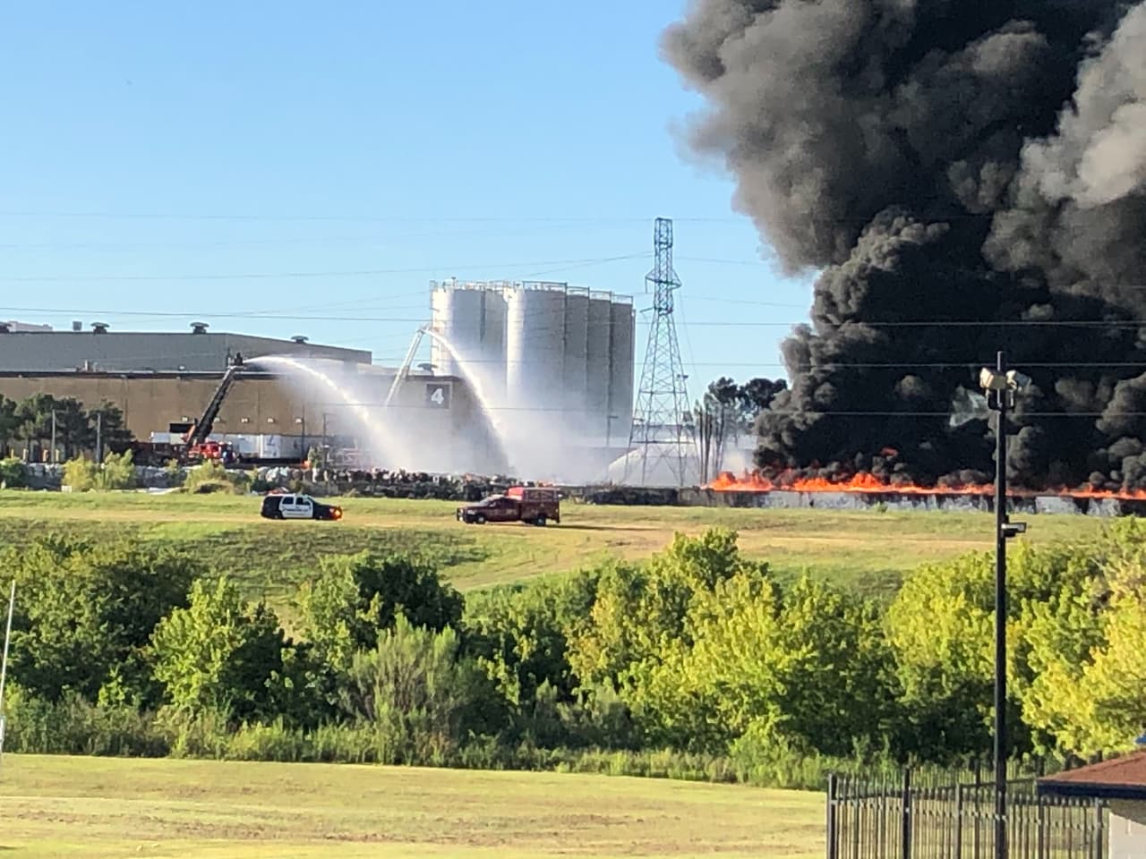 El Departamento de Bomberos se encuentra en el lugar.