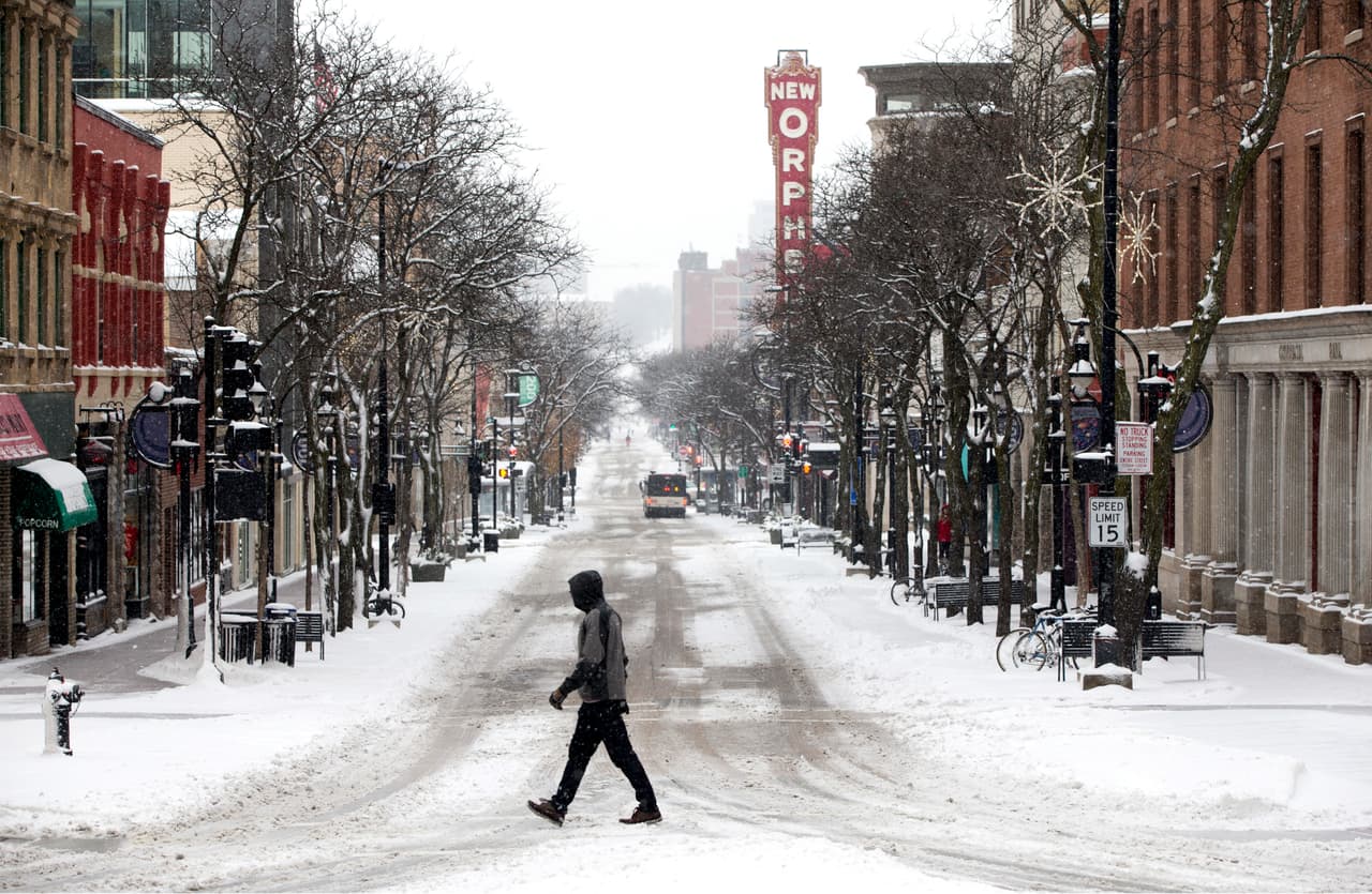 Un hombre cruza la calle en Madison, Wisconsin.