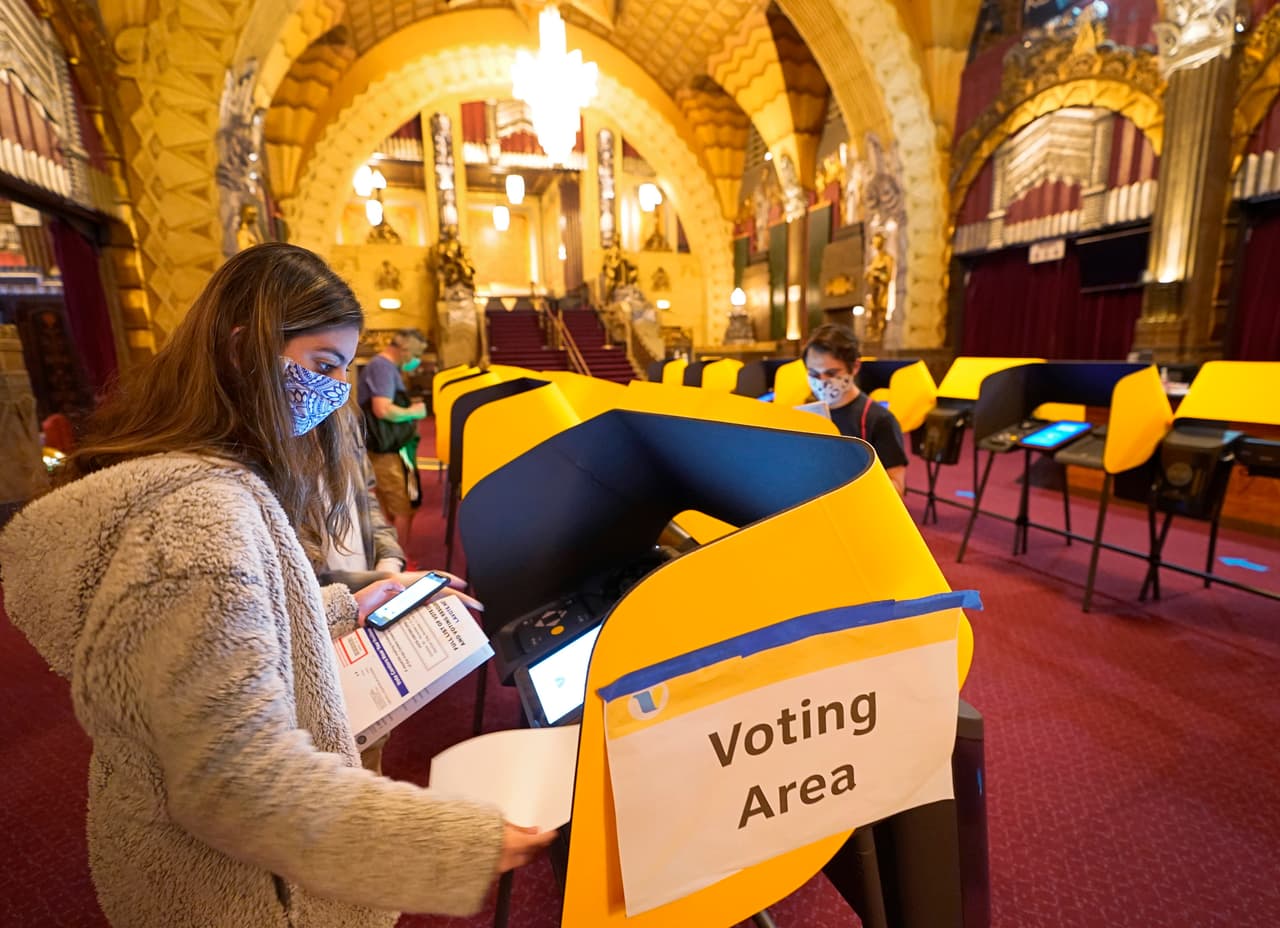 La votación adelantada en persona comenzó en la mayoría de los condados de California. En condado como Los Ángeles unos 600 centros se abrieron desde el viernes y permanecerán abiertos hasta el martes 3 de noviembre, día de las lecciones generales.
<br>
<br>
<br>