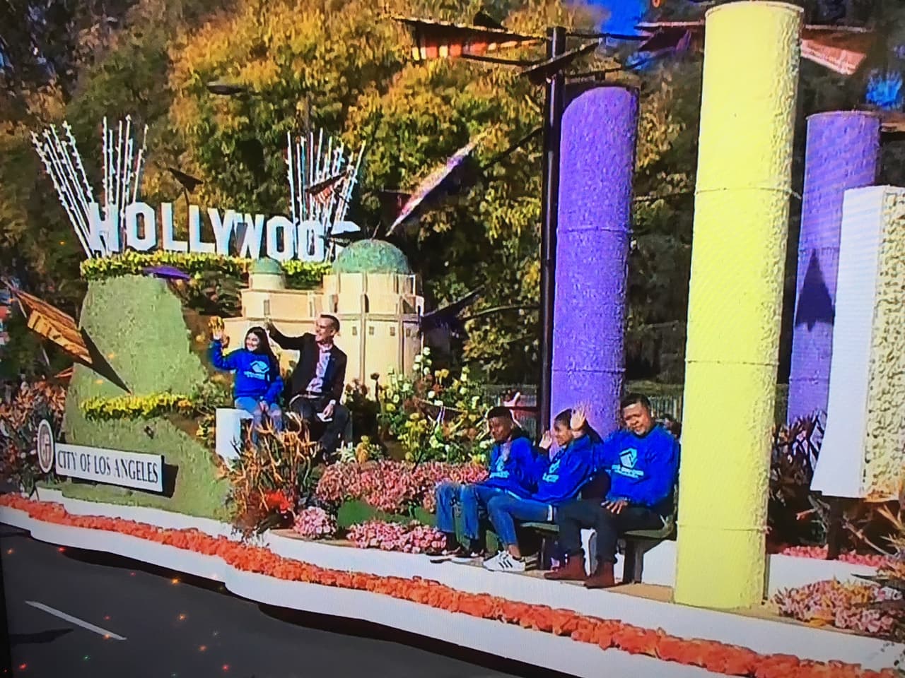 <b>“Todos son bienvenidos”</b>, fue el mensaje colocado en el carro alegórico de la ciudad de Los Ángeles, el cual representó al aeropuerto LAX y al museo Getty. El alcalde Eric Garcetti, quien ha expresado su interés de ser presidente, saludó sentando en la banca usada en la galardonada película ‘La La Land’.