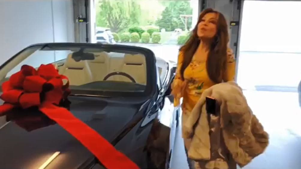 Tommy Mottola llevó hasta el garaje de la residencia de Thalía un lujoso auto convertible con un gran moño rojo colocado en el cofre.