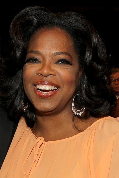 La popular conductora de televisión Oprah Winfrey viene detrás.