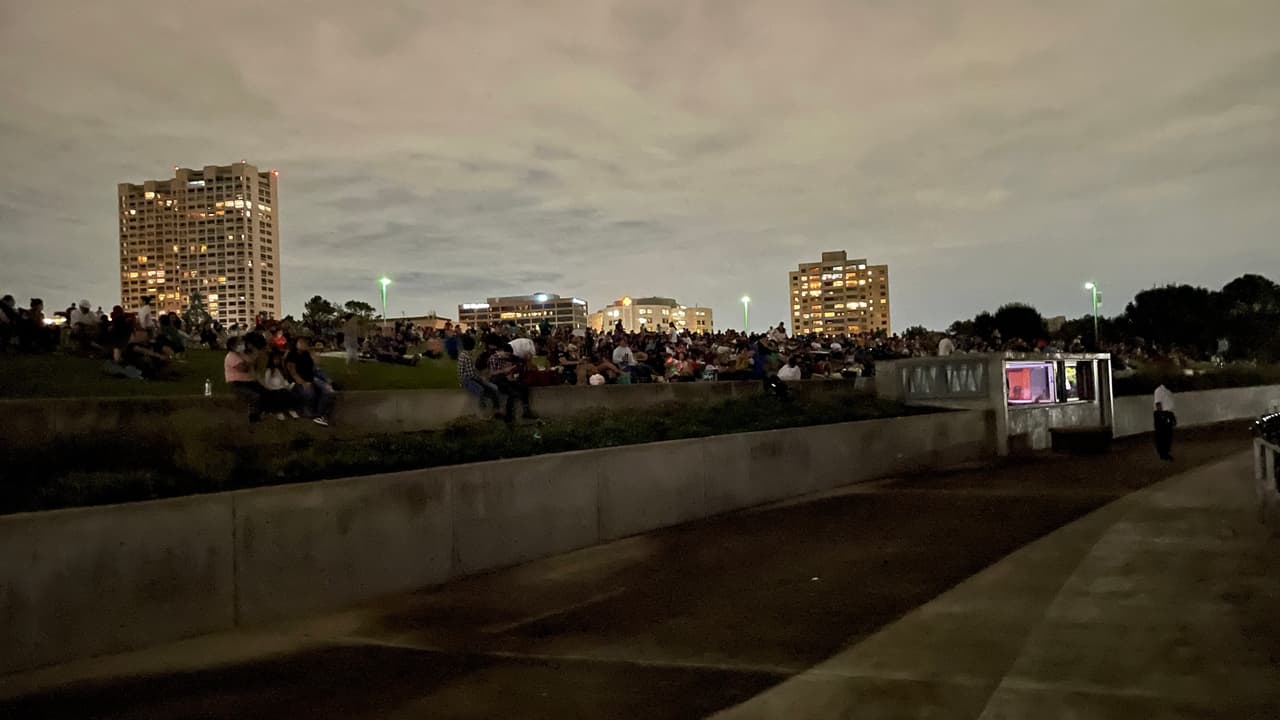 Muchas personas llegaron desde temprano a la invitación de la fiesta para celebrar el grito de la independencia de México.