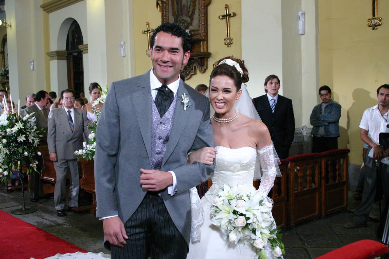 "Maribel" (Jacqueline Bracamontes) y "Alejandro" (Eduardo Santamarina) se casaron muy felices en "Rubí".