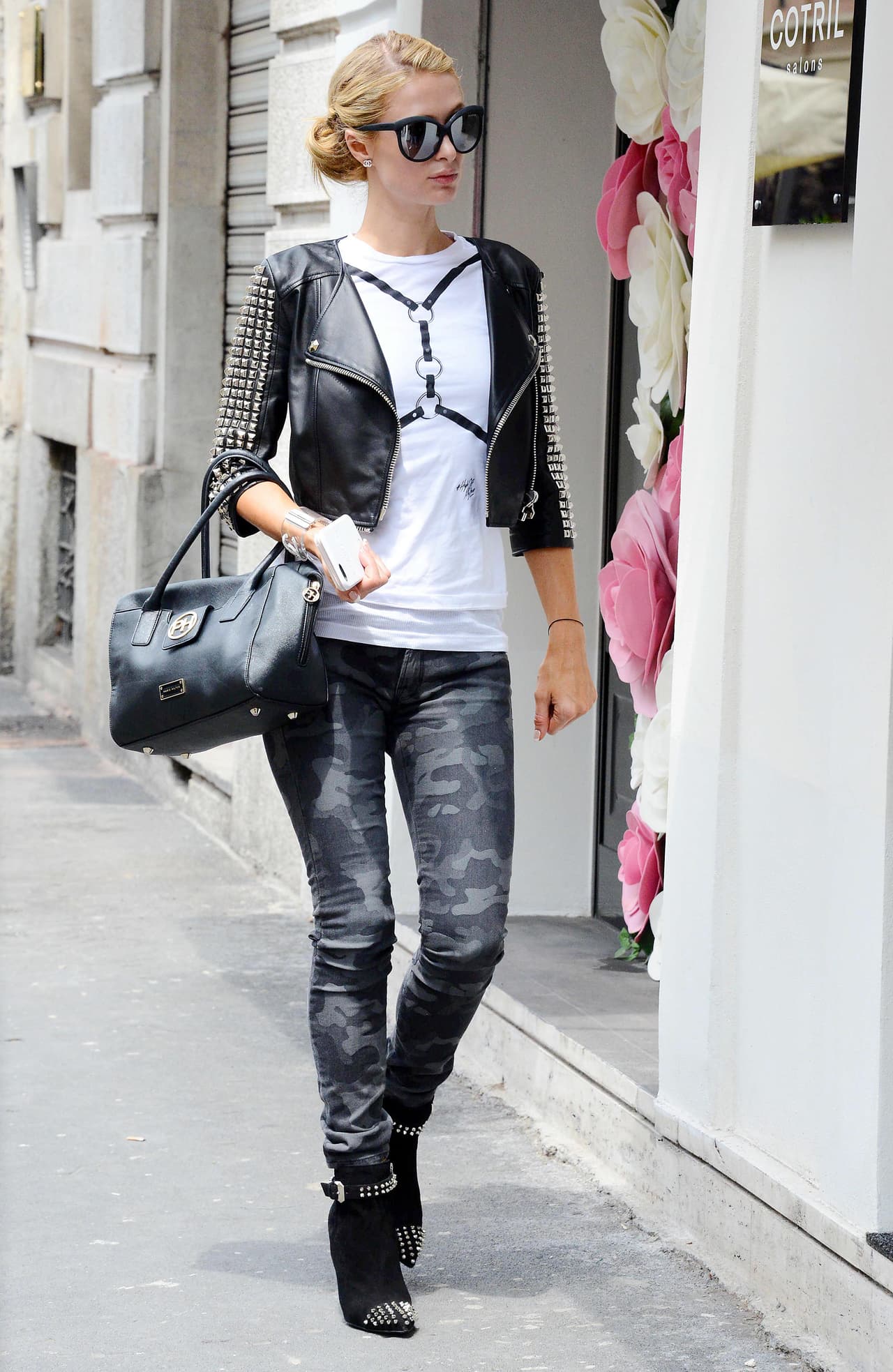 Paris Hilton mostrando de más.