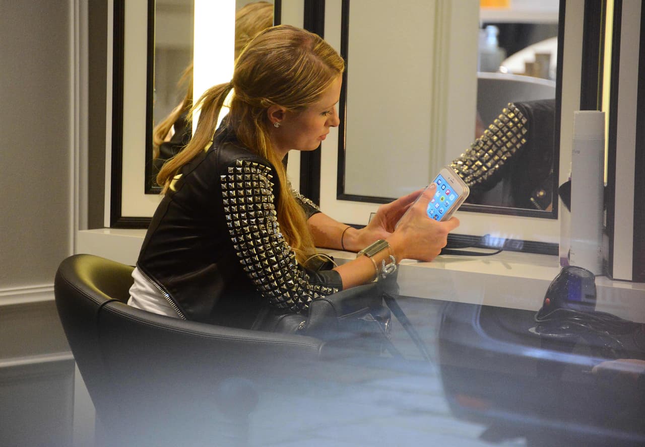 Paris revisó su teléfono.