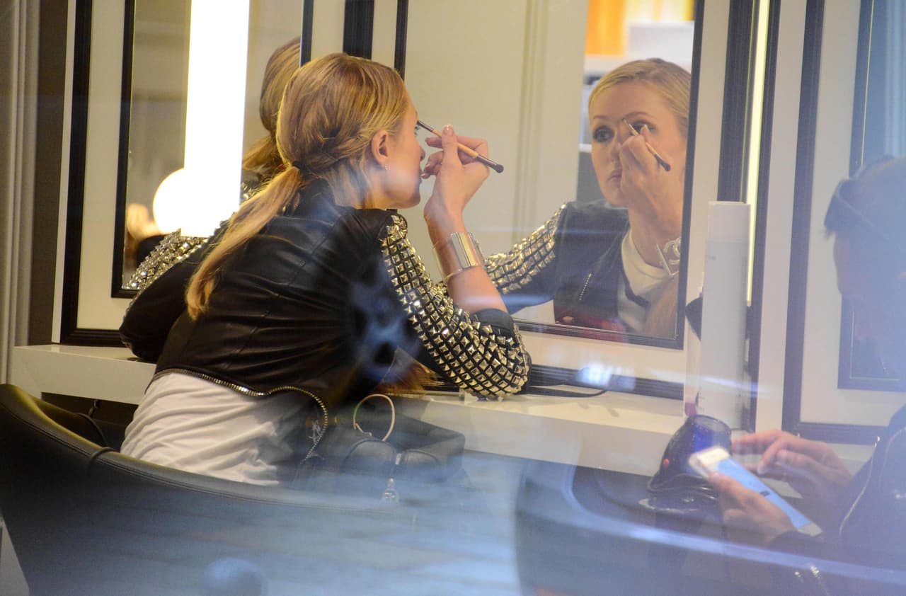 Se puso a maquillar frente al espejo.