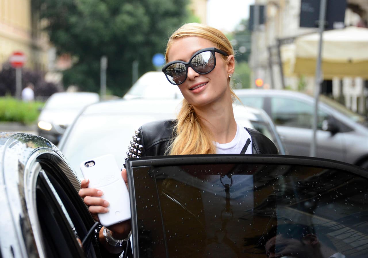 Meses más tarde, en febrero de 2007, Paris Hilton fue detenida por la policía al detectar que
<b> su Bentley Continental GT</b> circulaba con las luces apagadas. En ese momento las autoridades se percataron que manejaba con licencia de conducir suspendida (por manejar ebria) y le confiscaron su auto.