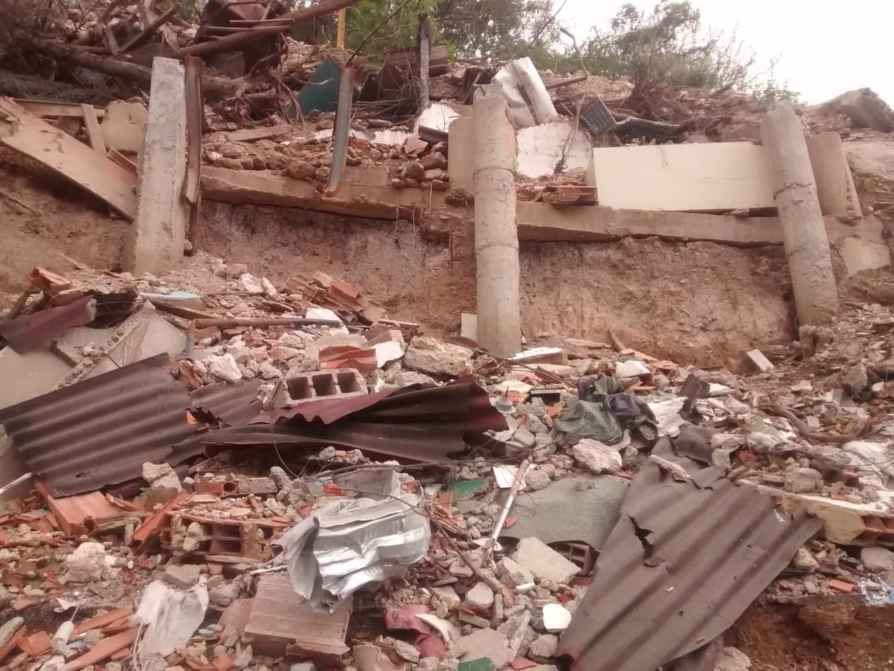 Las comunidades donde se llevó a cabo la redada —La Ensenada, Divino Niño y Bosque Verde— son pequeños asentamientos residenciales fundados a partir de 1982. Estas urbanizaciones crecieron y, en el año 2006, algunos residentes fundaron un "consejo comunal", una especie de asociación de vecinos promovida por el gobierno chavista.
