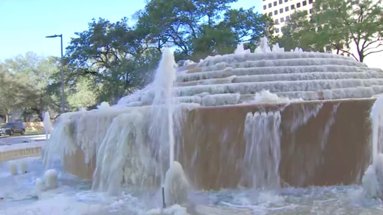 Varias personas en el centro de Houston quisieron tener la fotografía del recuerdo de estas condiciones del tiempo históricas.