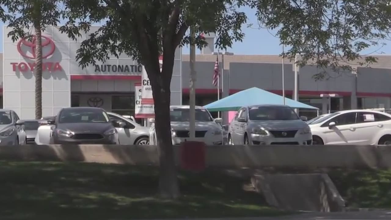 Mujer denuncia maltrato en una agencia de autos por defender a un empleado víctima de discriminación